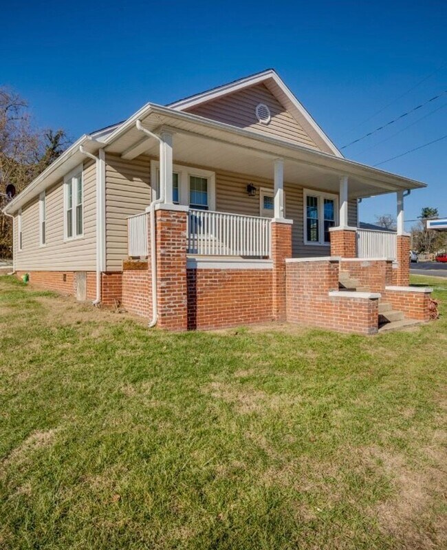 Building Photo - Charming updated Home 3bd/1ba   Kingsport TN