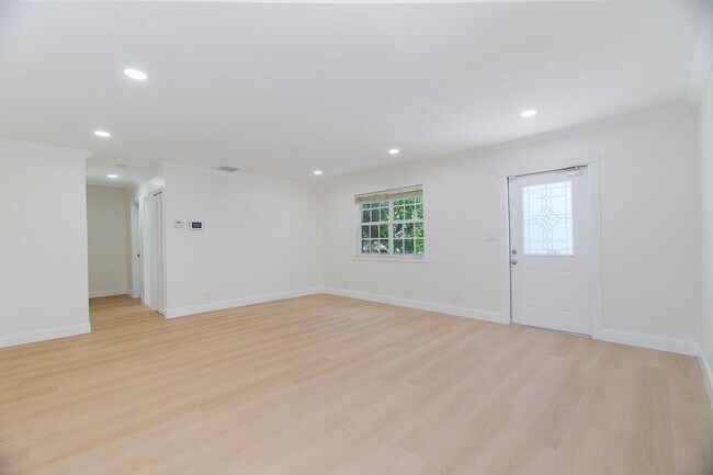 Building Photo - 2831 N Seacrest Blvd