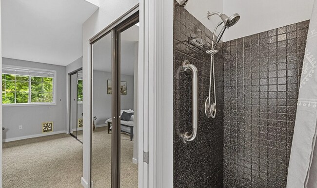 Building Photo - Kent East hill Condo townhome in Village at Single Creek - 3 bedroom 2.5 bath and 2 car garage. A...