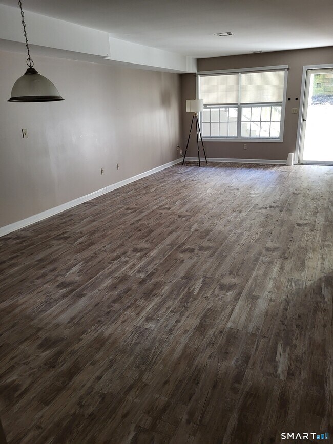 Building Photo - 4 Manorwood Dr
