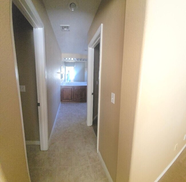 Building Photo - Beautiful 4 Bedroom Home in Mountains Edge