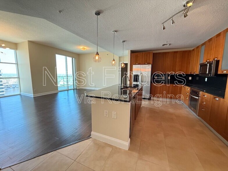 Building Photo - 1431 Ztp - Riverplace