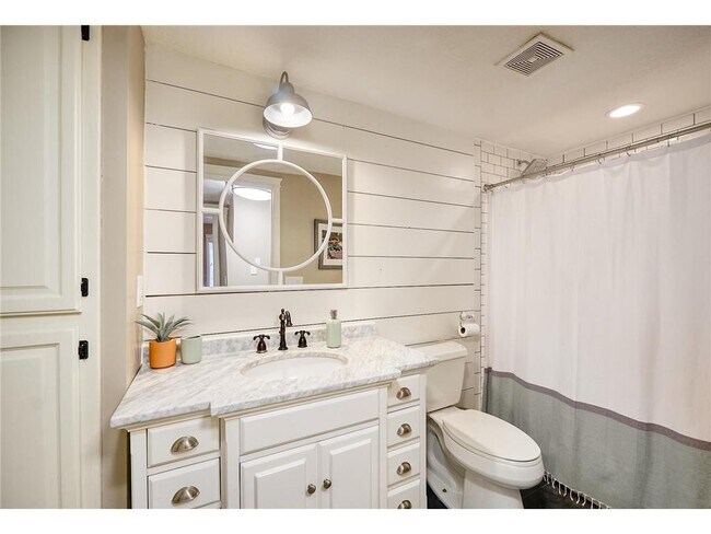 Building Photo - 1832 Essex Rd