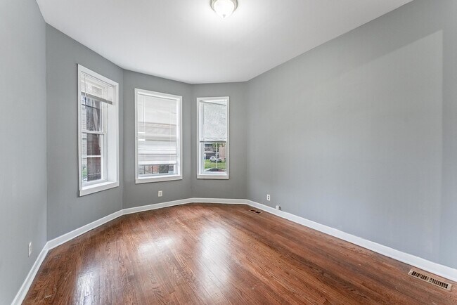 Building Photo - 1426 S Avers Ave