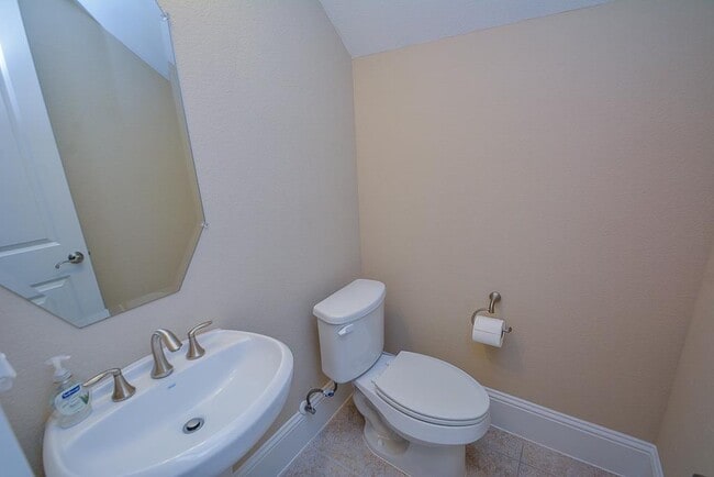 Building Photo - 15907 Court St