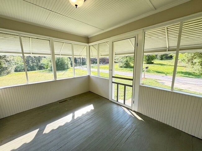 Building Photo - 505 E 5th St