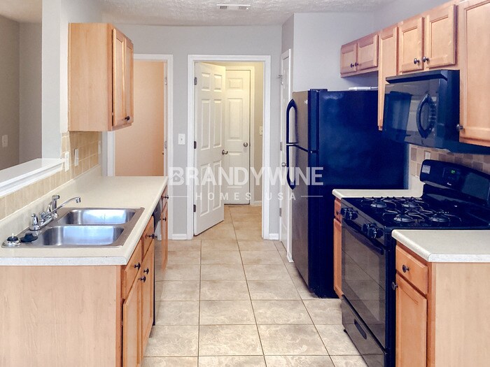 Building Photo - 687 Lakes Cir