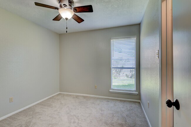 Building Photo - 412 Meadowpoint Dr