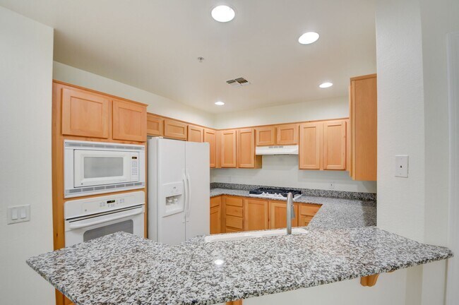 Building Photo - Park Avenue Mid Rise Condo. All HOA Amenities