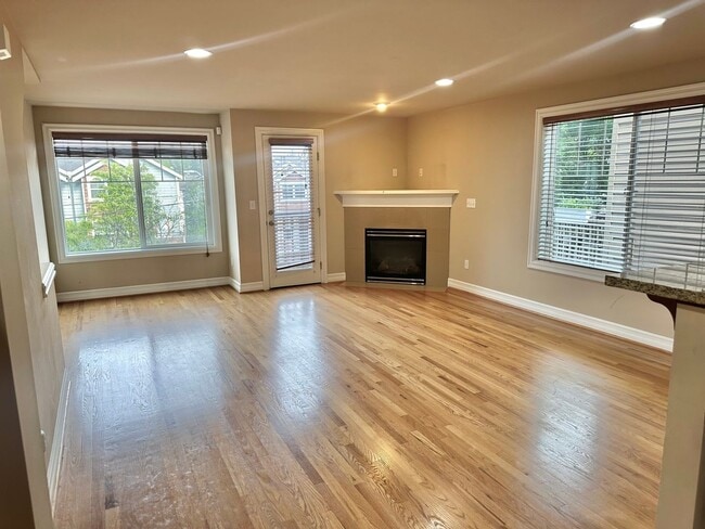 Building Photo - Beautiful 3 bed/2.5 bath townhome in North...