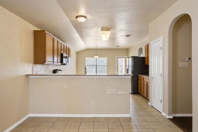 Building Photo - Charming Home Awaits: Spacious & Modern Li...