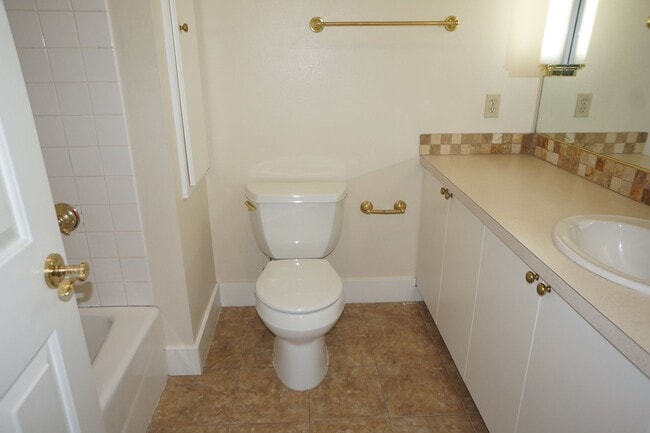 Building Photo - Beautiful 2 bedroom Belmont Condo. 3 Stories, 1 car garage, open floor plan, a/c. Amazing unit!