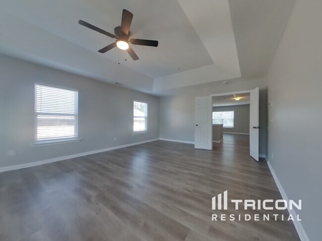 Building Photo - 383 Roseglen Dr NW