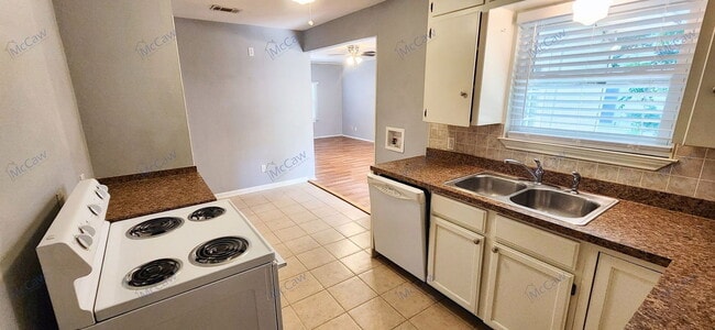 Building Photo - 1520 Hilltop Dr