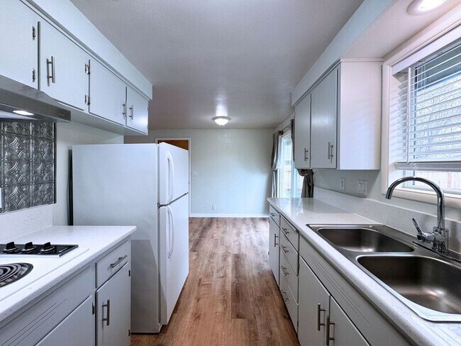 Building Photo - 1161 N Park Ave