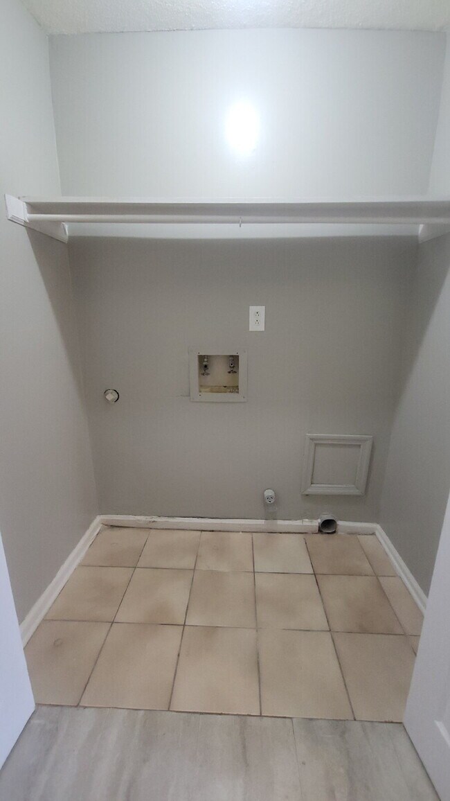 Building Photo - Section 8 accepted!!! "Charming 2-Bed, 2-Bath Haven in Huntsville – Your Perfect Retreat Awaits!"