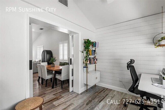 Building Photo - 14024 N Bayshore Dr