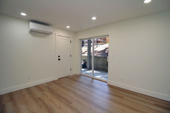 Building Photo - 4660-4660 SW Fairvale Ct