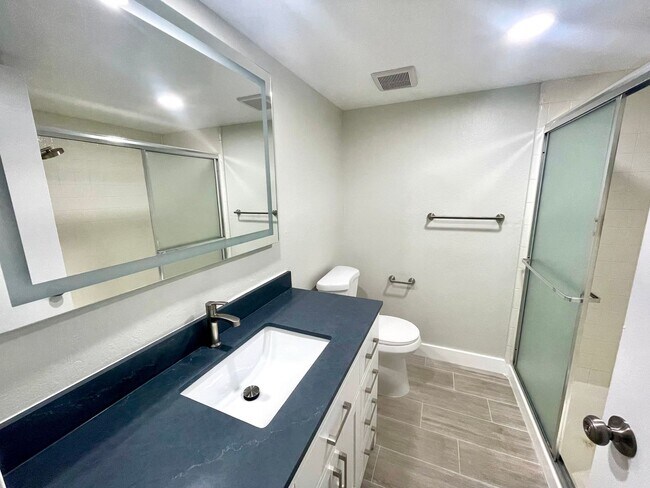 Building Photo - Fully Remodeled 2bedroom near downtown