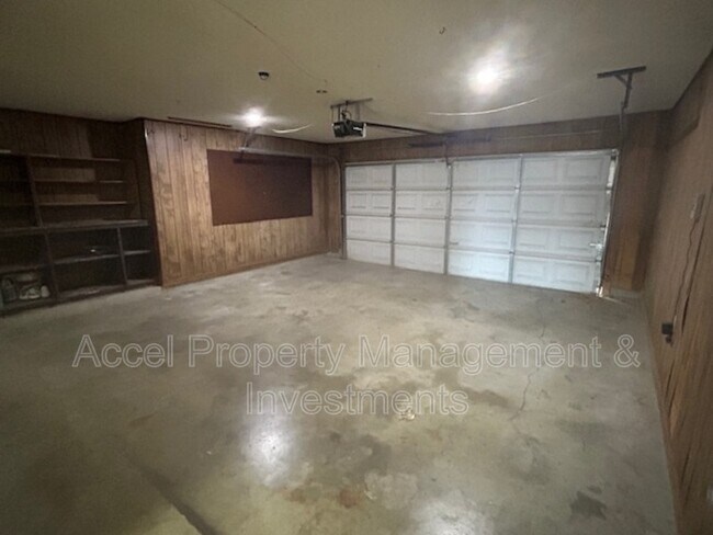 Building Photo - 2405 Mimosa St