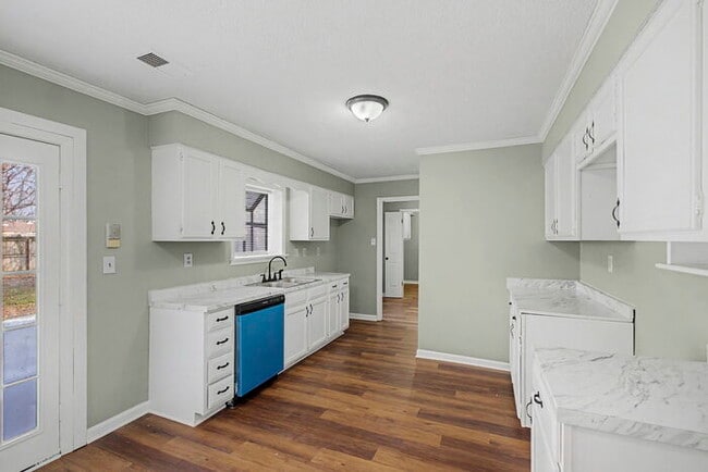 Building Photo - YOU DON'T WANT TO MISS THIS ONE!!!! SECTION 8 WELCOMED !!!!!