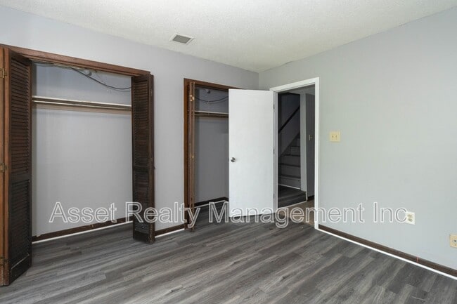 Building Photo - 102 Walnut Ln