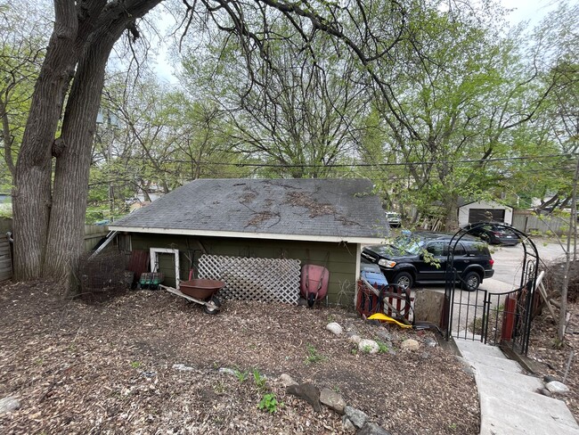 Building Photo - 4 Bed Home in Hidden OASIS!