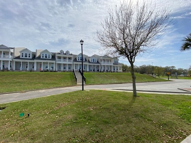 Building Photo - Furnished luxury riverfront condo for rent