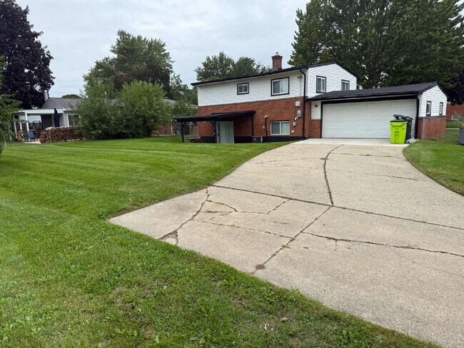 Building Photo - "3-Bed Sterling Heights Home with Granite Kitchen & Finished Basement!"