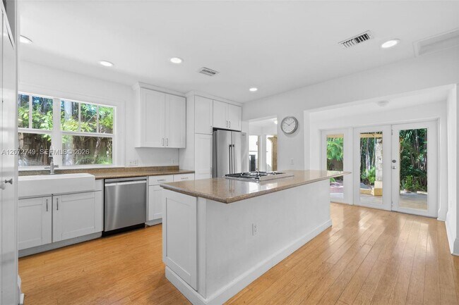 Building Photo - 2521 Inagua Ave