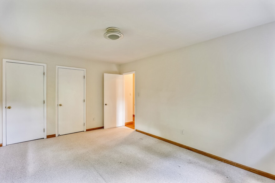 Spacious master bedroom - 10412 Montrose Ave