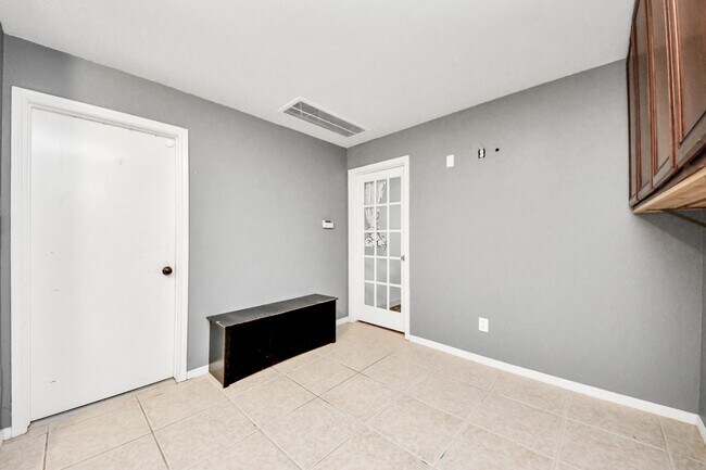 Building Photo - 3818 S Barnett Way