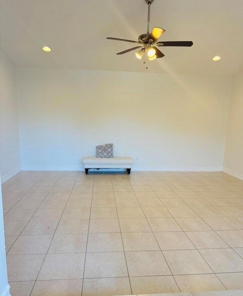 Building Photo - 1005 Manor Dr