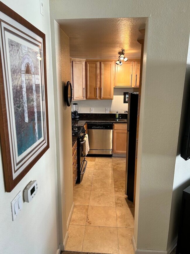 Building Photo - Bright & airy fully furnished condo at the...
