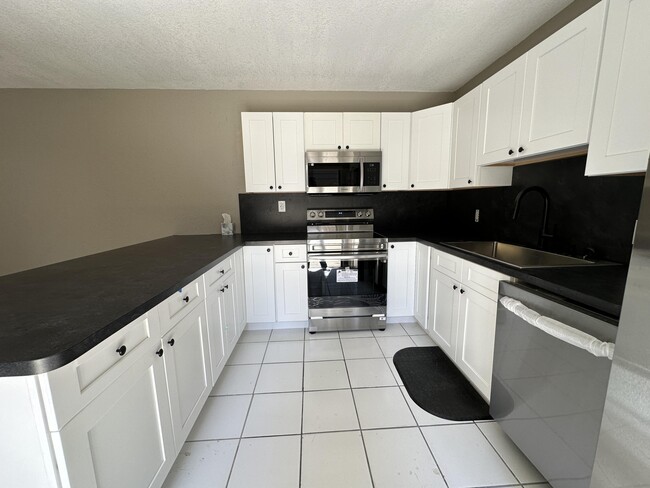 Building Photo - 308 3rd Ct