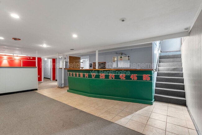 Building Photo - 560 Falcon Dr