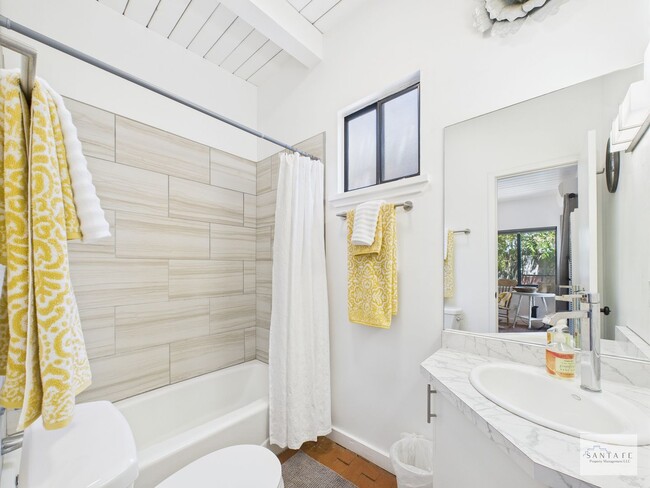 Building Photo - Fully Furnished 1 Bedroom Condo