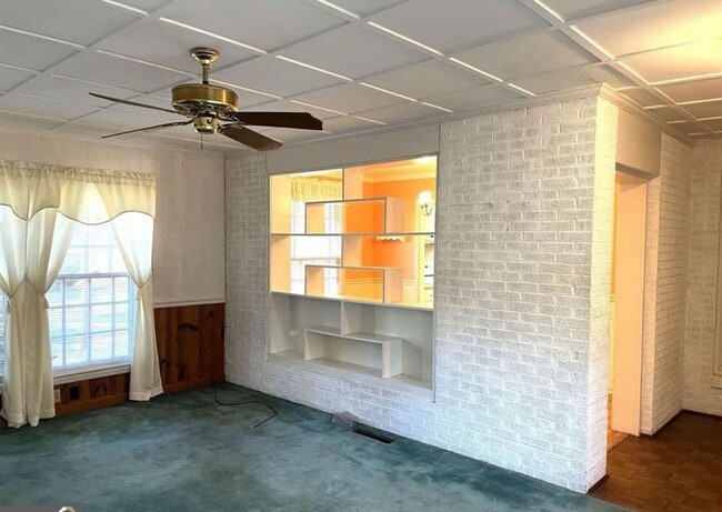 Building Photo - 3 Bed 1 Bath Brick Home - Corner Lot