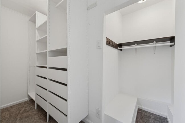 Building Photo - Recently Renovated 2 Bed 1 Bath Twin in We...