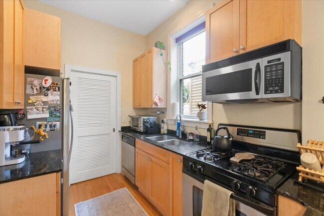Building Photo - 2 bedroom in Chicago IL 60622