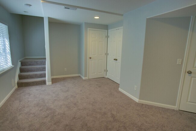 Building Photo - Spacious 4-Bedroom Home in Prime Littleton...