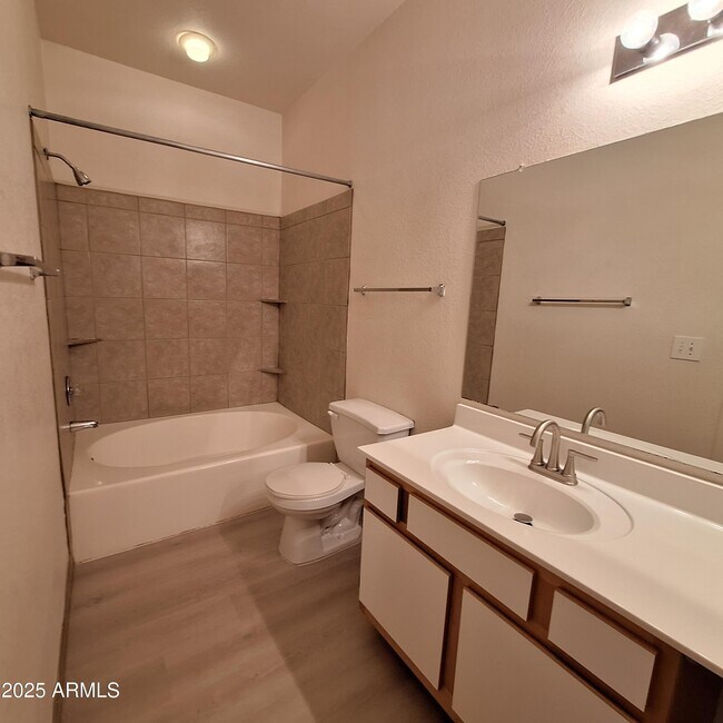 Building Photo - 2929 W Yorkshire Dr