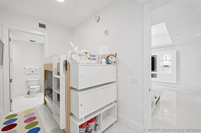 Building Photo - 5959 Collins Ave