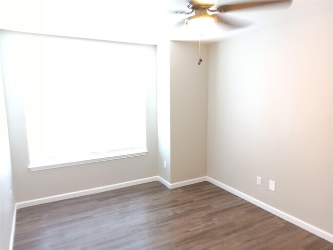 Building Photo - 12718 Hilltop Dr