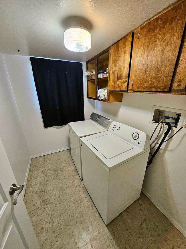 Building Photo - "Stunning 4-Bed, 3-Bath Family Retreat in Colorado Springs!"