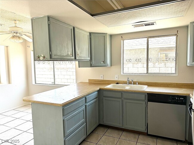 Building Photo - 533 Zuber Ave