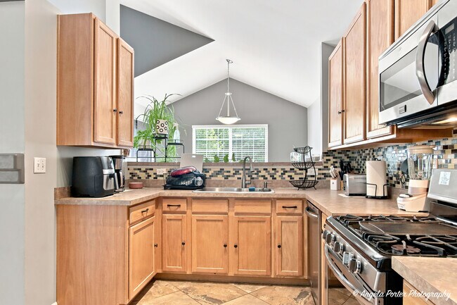 Building Photo - 649 S Parkside Dr