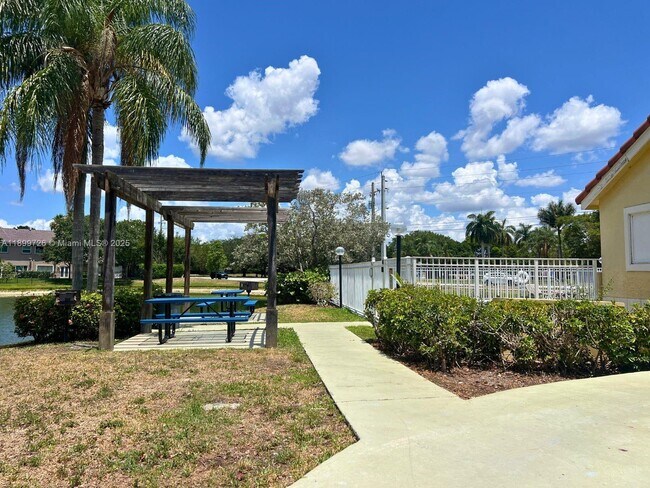 Building Photo - 731 Vista Isles Dr