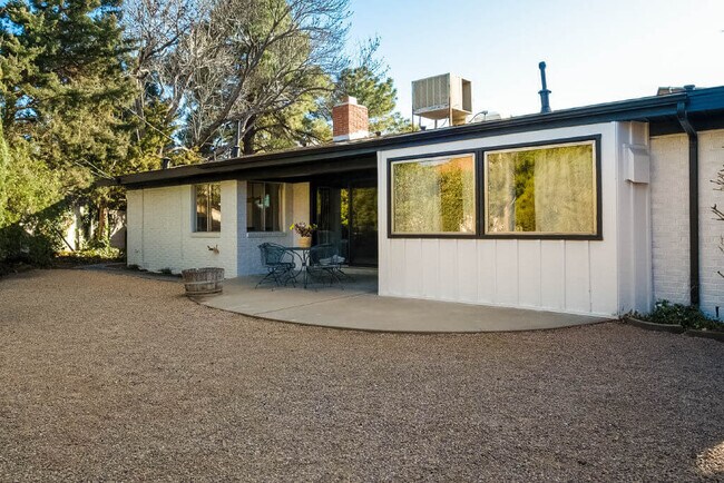 Building Photo - 3907 Solano Pl NE