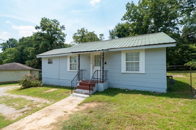 Building Photo - 510 W Lake Dr